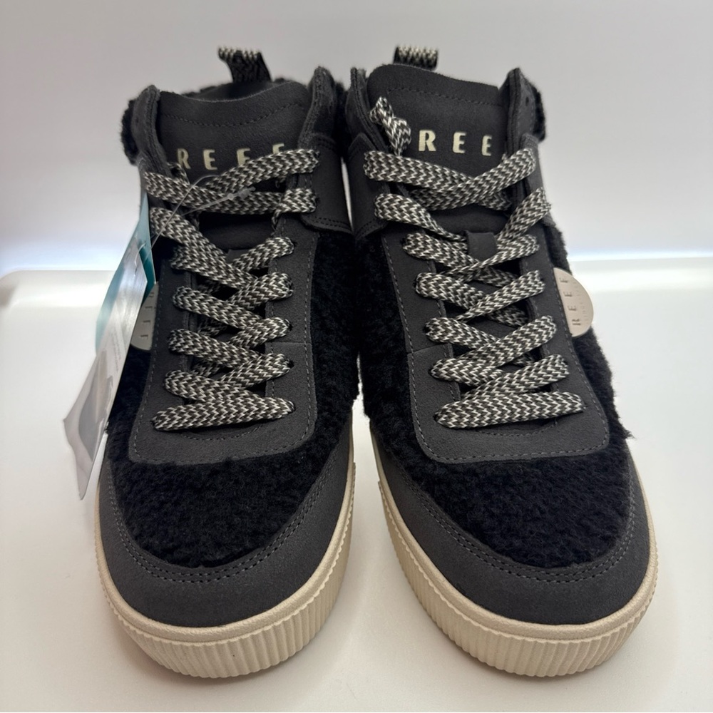 Reef Black and Cream Women's Sneakers. US Women’s 9/Men’s 7.5/ EU 40
